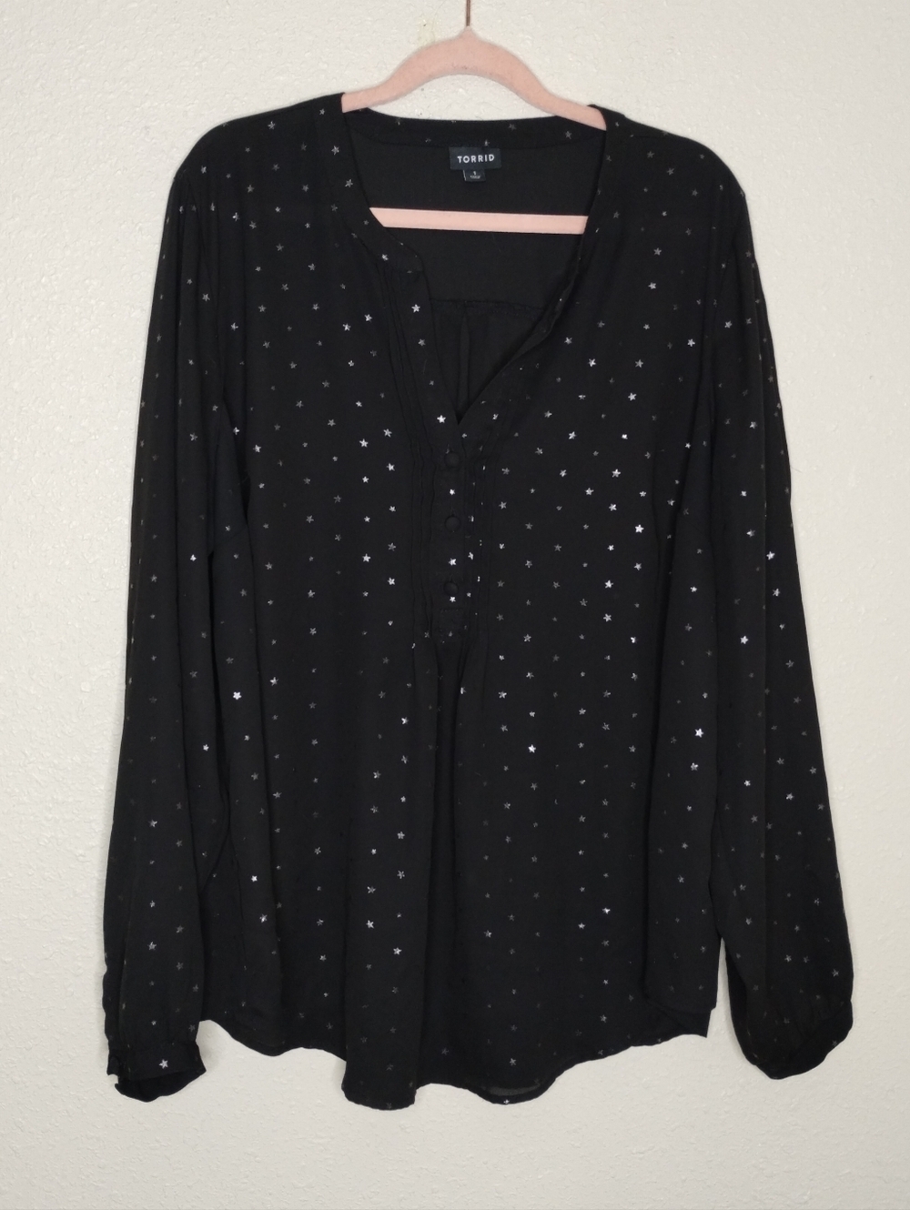 Torrid Black Silver Stars Georgette Pintuck Button Down Blouse Size 1X - Picture 2 of 8